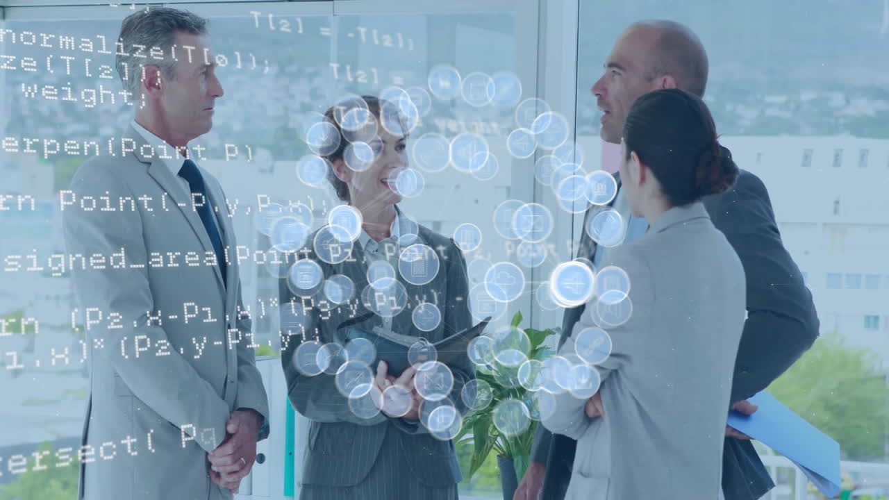 animación de iconos de medios y procesamiento de datos sobre diversos colegas discutiendo el trabajo en la reunión