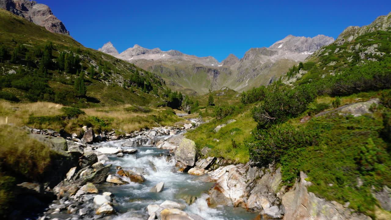vista aérea baja que fluye corriente de los alpes zillertal que fluye a través de la cordillera de los valles del tirol