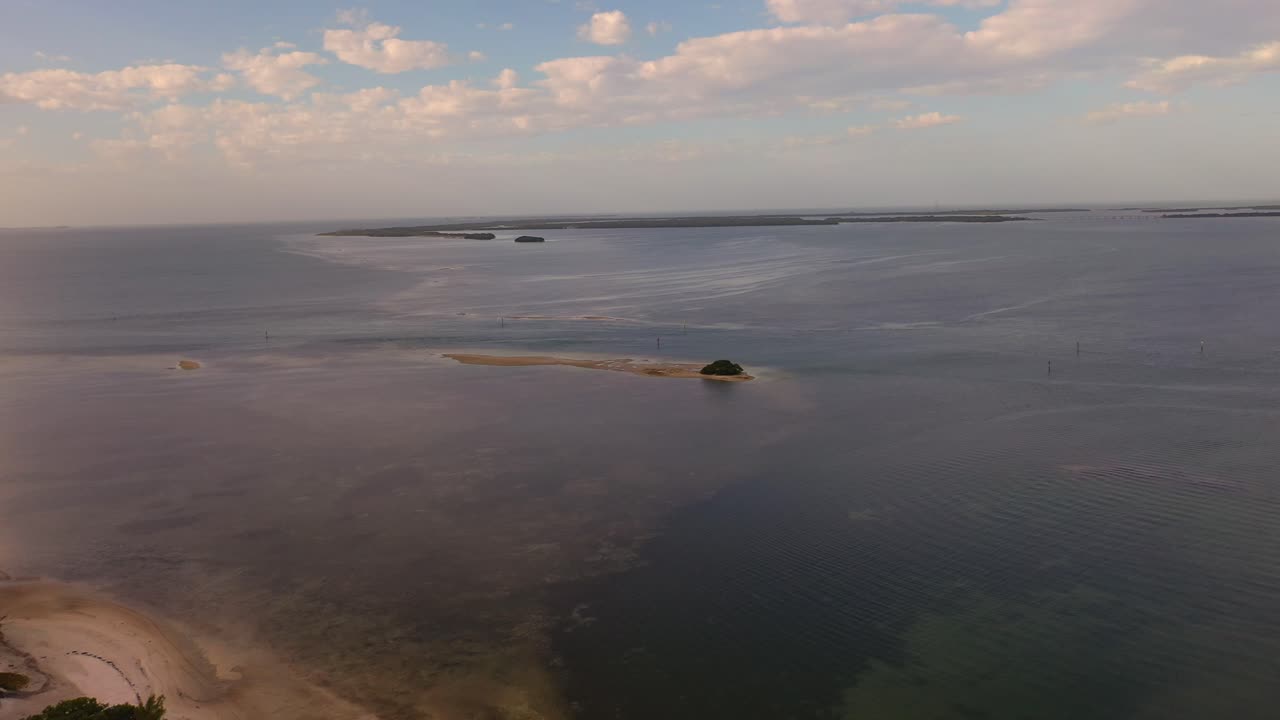 s pequeña isla en la bahía de tampa, florida