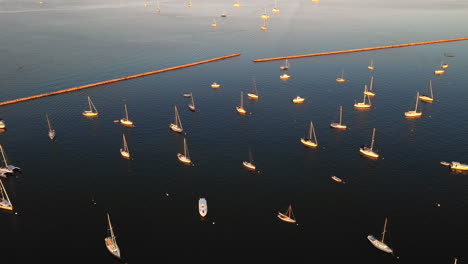 Vista-Aérea-De-Veleros-Al-Atardecer-En-Los-Hamptons,-Nueva-York