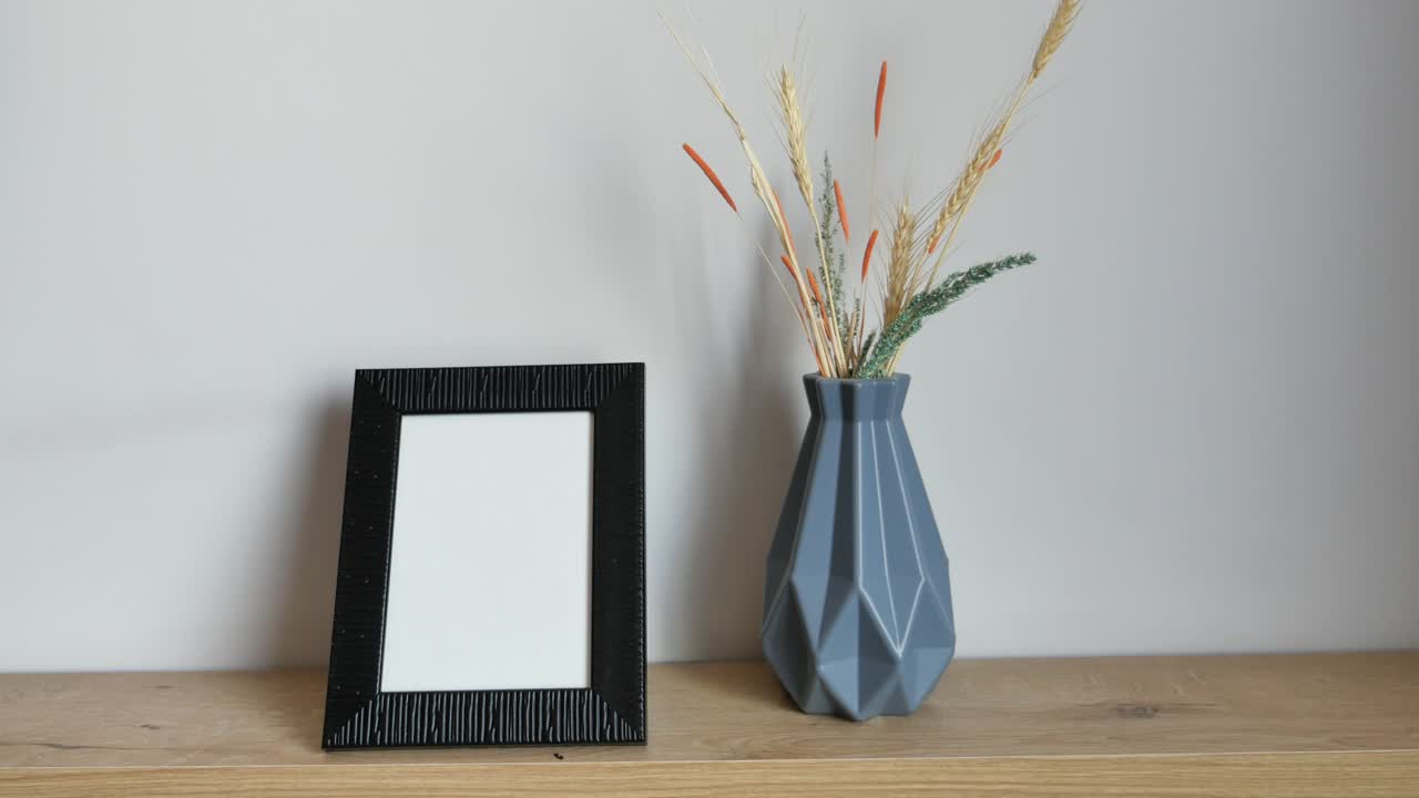 exhibición de decoración de hogar elegante con flores secas y jarrón