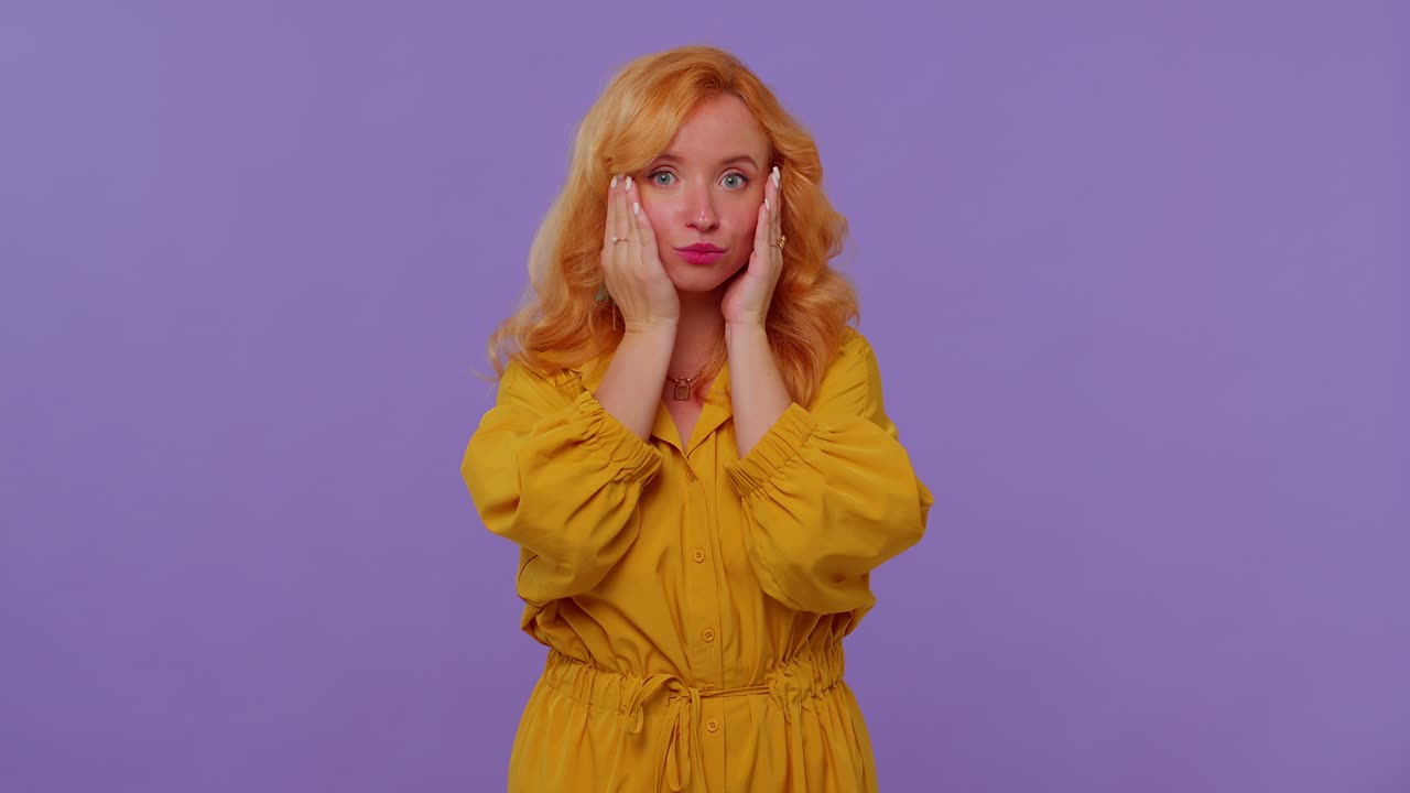 chica pelirroja divertida haciendo expresiones faciales tontas, haciendo muecas, haciendo tonterías mostrando la lengua