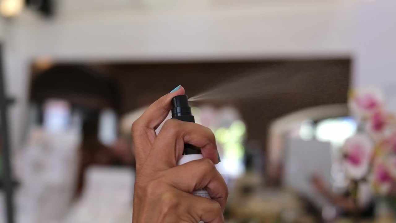 rociado de perfume a mano en cámara lenta