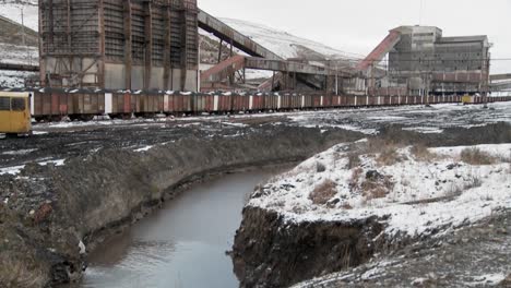 Kippen-Von-Einer-Verlassenen-Mine-Zu-Einem-Verschmutzten-Bewässerungskanal