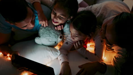 noche, dormitorio y familia con una tableta