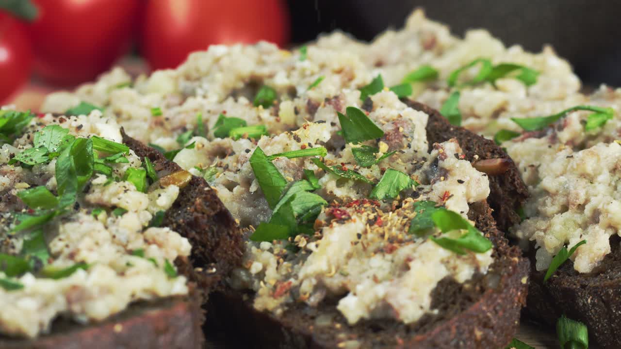 이스라엘 요리: 포쉬마크에 향신료를 뿌리며 검은  에 파슬리를 뿌리기: 국가 유대인 헤링 요리, 중동 문화: 생선 필레로 만든 전통 간식