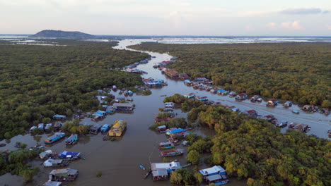 Drohne-Senkt-Sich-über-Kambodschanisches-Flussdorf