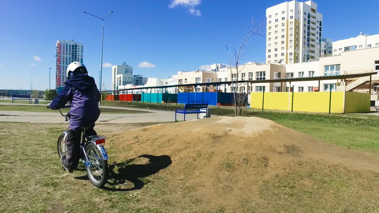 도시 공원에서 놀고 있는 아이들