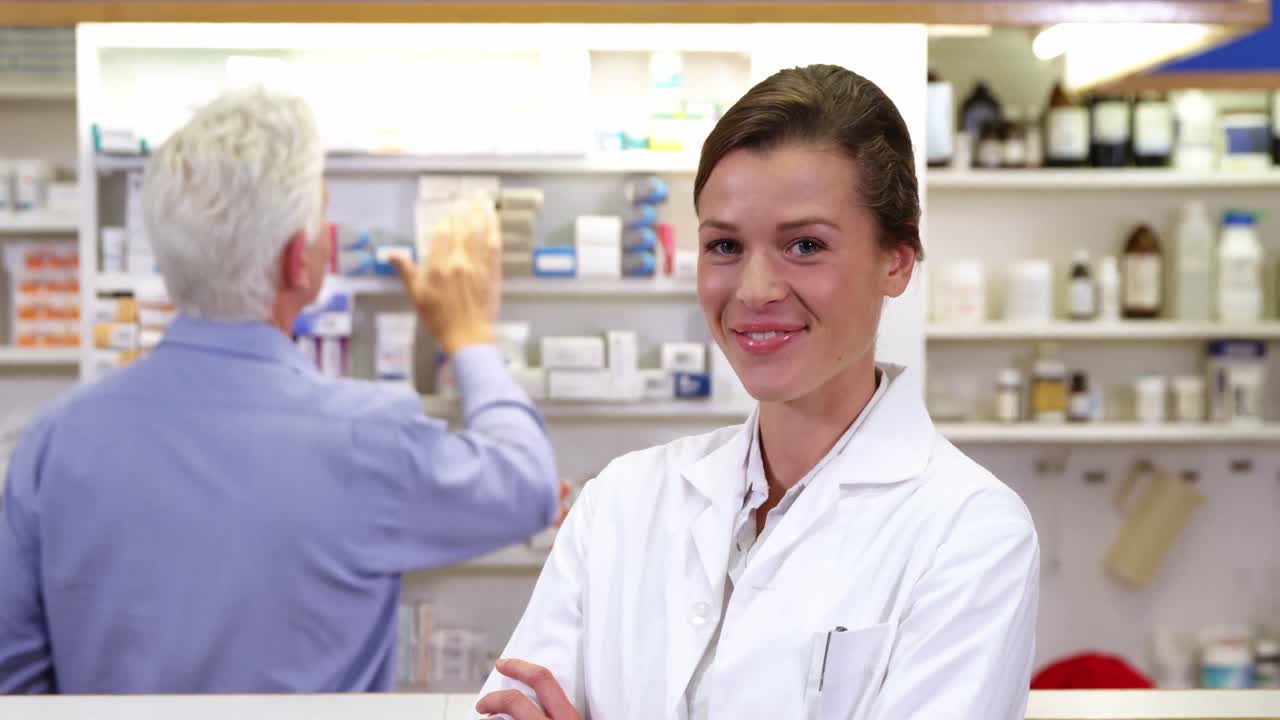 약국 에서 팔 을  ⁇ 고 서 있는 약사