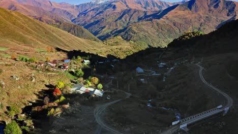 Sonnige-Hochlandlandschaft-Der-Kaukasusregion-In-Georgien-In-Der-Herbstsaison