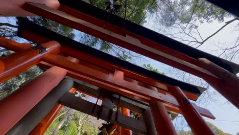 ángulo-De-Abajo-Hacia-Arriba-De-Los-Arcos-En-Fushimi-Inari-Taisha-En-Kyoto,-Japón