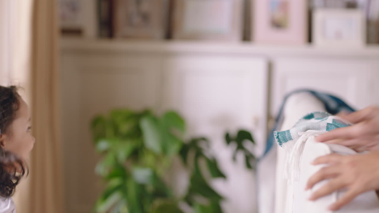 귀여운 작은 소녀가 집에서 부모와 함께 캐치 게임을 하고 있습니다. 어머니와 아버지는 즐겁게 집에서 아이를  ⁇ 고 달려가며 주말에 가족 시간을 즐기고 있습니다.