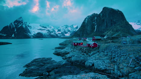 toma panorámica cinematográfica al atardecer de hamnoy, lofoten