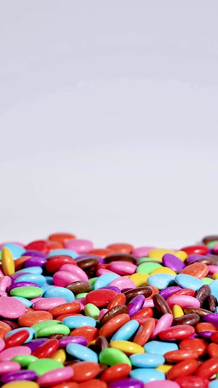 los caramelos vibrantes caen en cascada en una pila creciente