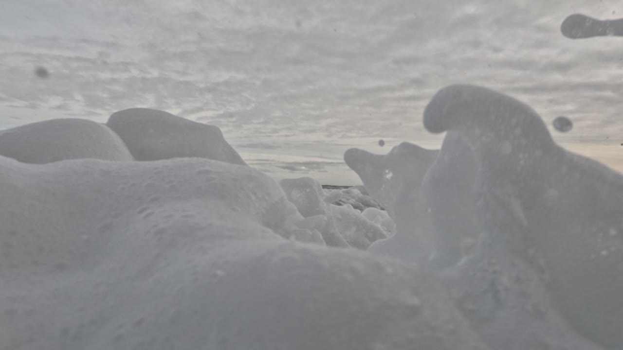 바가에 파도가 부히고 어지면서