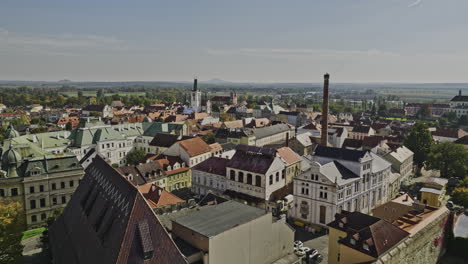 Litomerice-Chequia-Aérea-V6-Cinemática-Con-Drones-Bajos-Sobrevolando-La-Plaza-Del-Centro-De-La-Ciudad-Hacia-El-Río-Elba,-Capturando-Un-Encantador-Paisaje-Urbano,-Edificios-Históricos-E-Iglesias---Filmado-Con-Mavic-3-Cine---Noviembre-De-2022