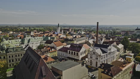 litomerice czechia aerial v6 cinematográfico de bajo vuelo de drones en el centro de la ciudad hacia el río elba, capturando el encantador paisaje de la ciudad, edificios históricos e iglesias - filmado con mavic 3 cine - noviembre 2022