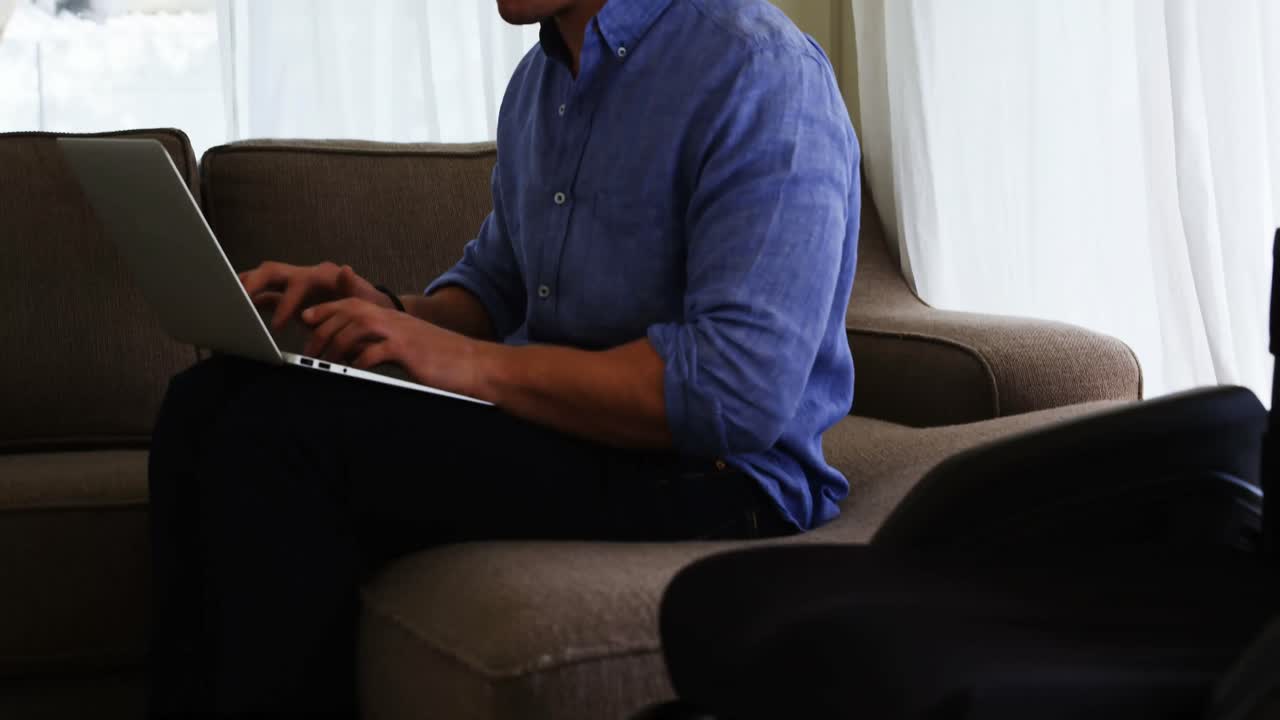 hombre discapacitado usando computadora portátil en sofá 4k