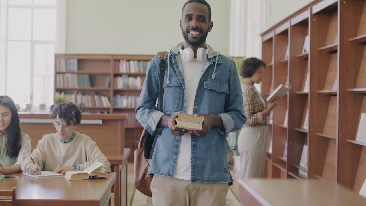 estudiantes en una biblioteca estudiando