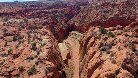 Buckskin-Gulch-Slot-Canyon-Utah,-Luftaufnahme,-Die-In-Die-Tiefe-Slot-Schlucht-Fliegt