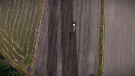 Luftaufnahme-Eines-Reisfeldes-Mit-Einem-Traktor,-Der-Das-Land-Pflügt