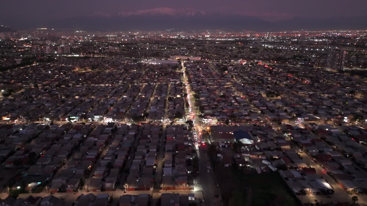 tramonto a maipu, con case e la catena montuosa delle ande sullo sfondo, regione metropolitana, paese del cile