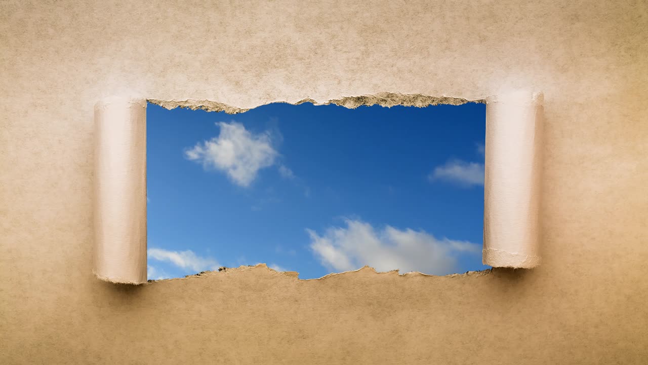 4k 타임  영상으로 푸른 하늘에서 빠르게 움직이는 구름이 오래된 레트로 그런지 빈티지 종이에 어진 가장자리를 가진 구을 통해 볼 수 있습니다.