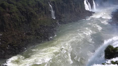 enorme cañón del río en el río iguacu, en la frontera de brasil argentina