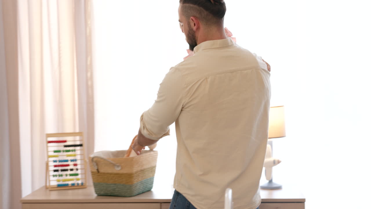 아버지, 딸, 신생아 가 장난감 놀이 를 하고 있다