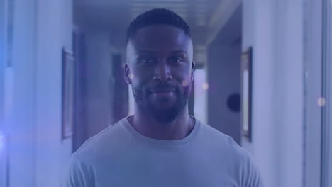 animación de luces sobre feliz hombre afroamericano mirando a la cámara