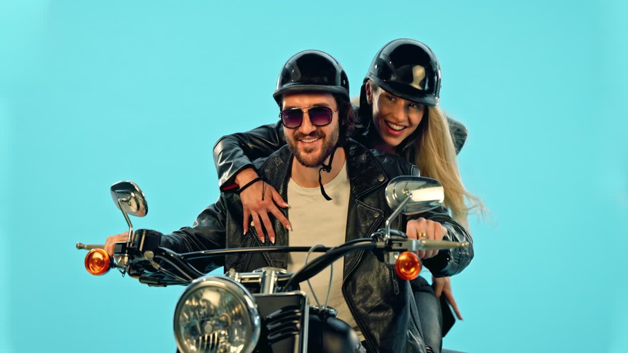 셀카, 여행, 그리고 오토바이를 타는 커플