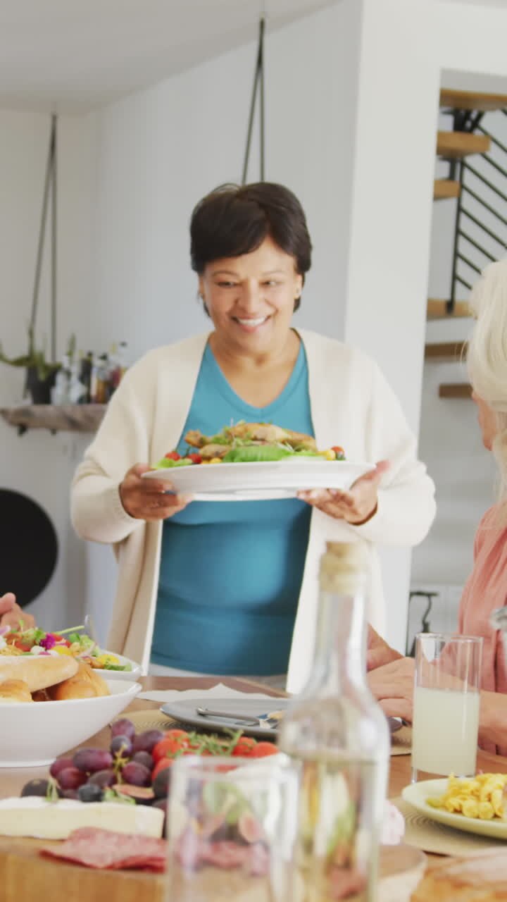 gelukkige senioren die dineren in een bejaardentehuis.