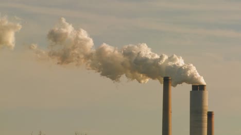 Ein-Kraftwerk-Mit-Schornsteinen-Stößt-Rauch-In-Die-Luft-1