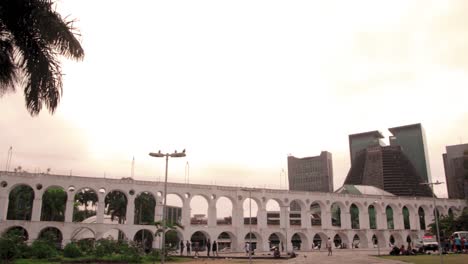 Schwenk-Bei-Sonnenuntergang-Auf-Lapa-Arch-Rio-De-Janeiro