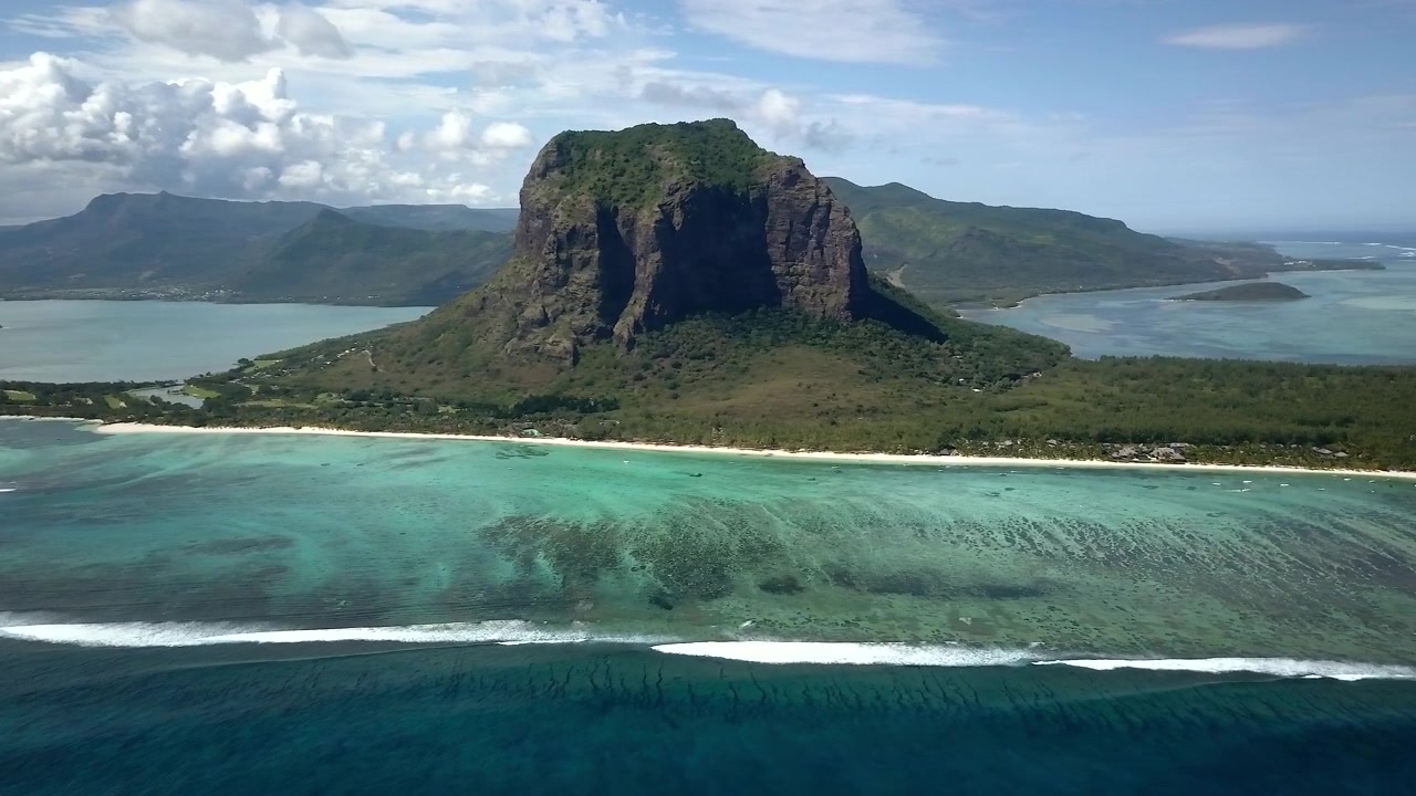 Toma de dron con panorámica a la derecha sobre la montaña Morne Brabant en la isla Mauricio