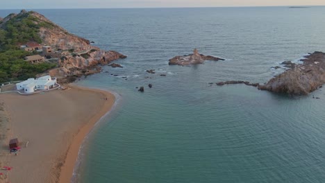 außergewöhnlicher unberührter strand menorca cala pregonda spanien