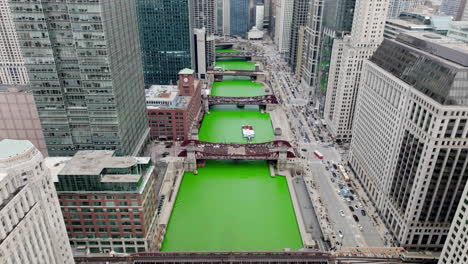 Drone-shot-tilting-over-the-green-Chicago-river,-during-St