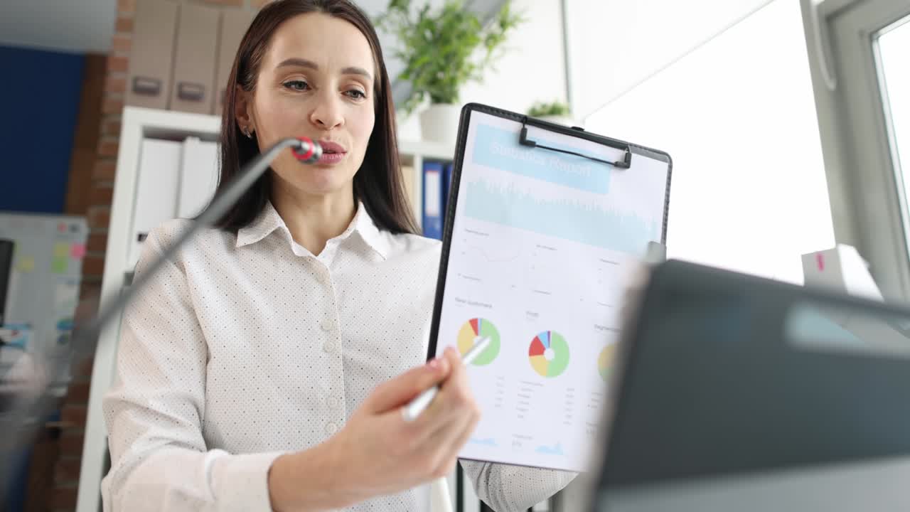 videoconsulta a distancia sobre análisis de marketing y financieros