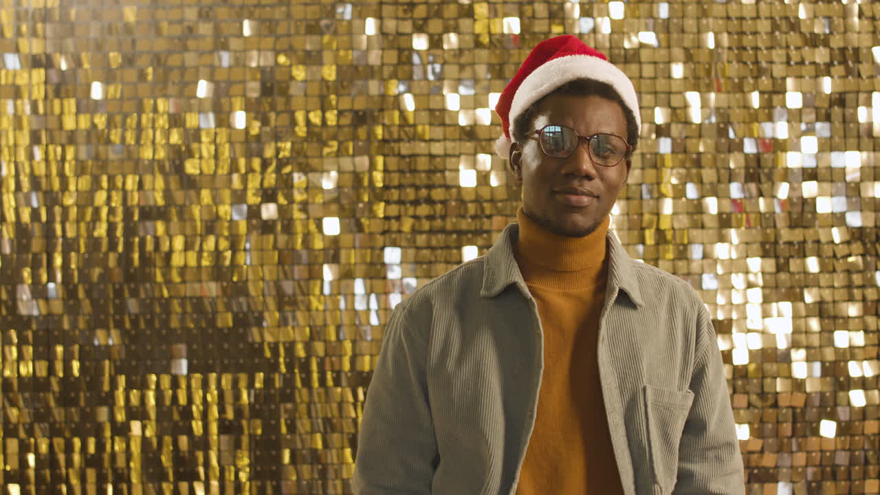 Uomo felice con cappello di Babbo Natale
