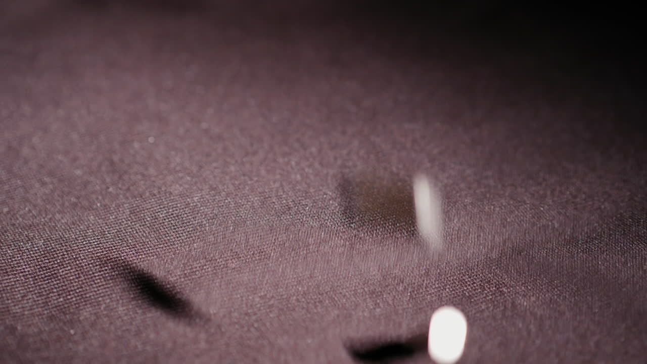 clientes a la pistola caen sobre una superficie blanda 01