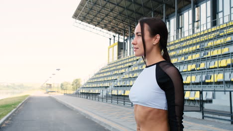 Hermosa-Mujer-Deportiva-Concentrada-Caminando-Antes-Del-Ejercicio-Al-Aire-Libre