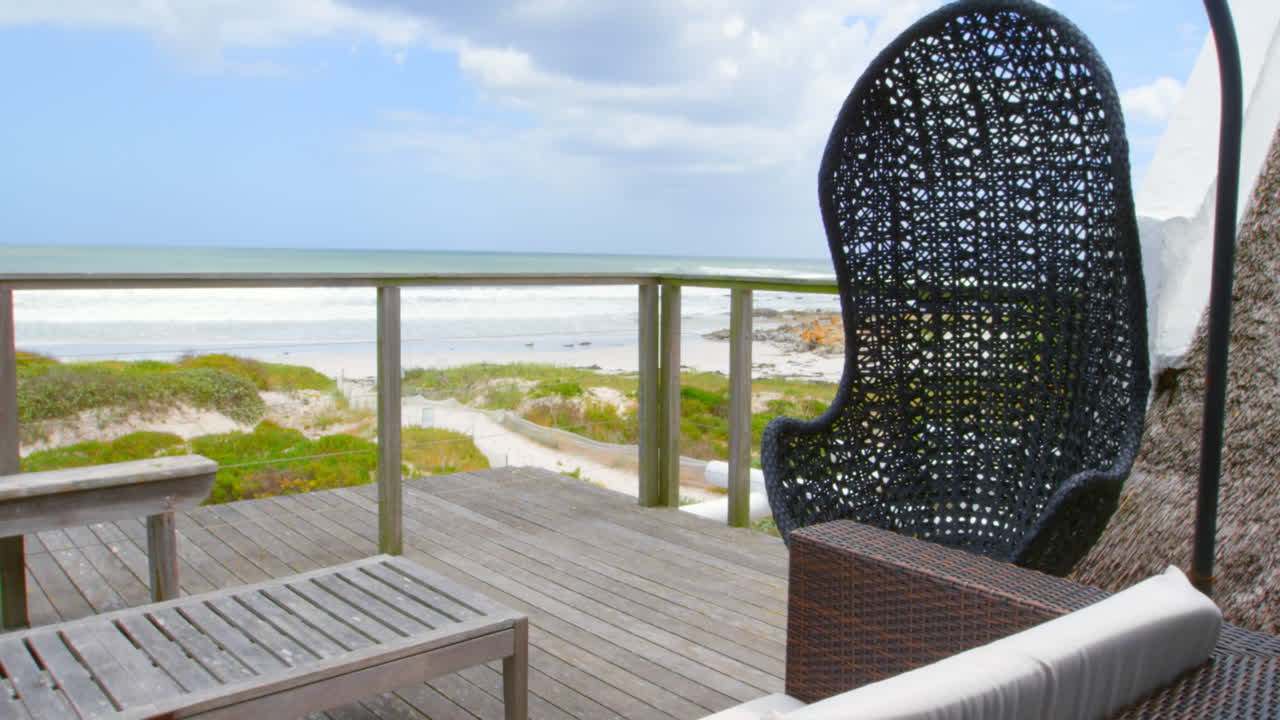 silla de columpio en el balcón en casa 4k