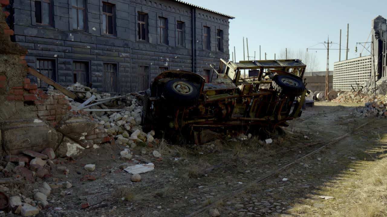 L'auto Cinevilla è capovolta in un campo accanto a un edificio.