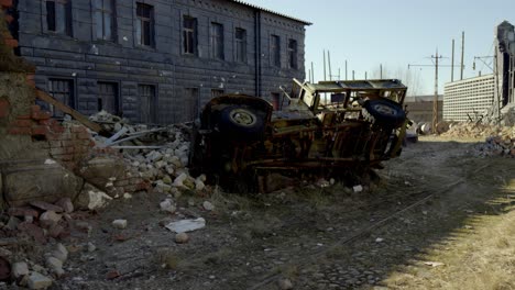 El-Coche-De-Cinevilla-Está-Al-Revés-En-Un-Campo-Junto-A-Un-Edificio.