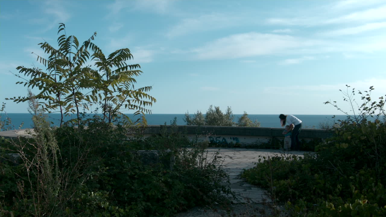 madre e hijo junto al mar