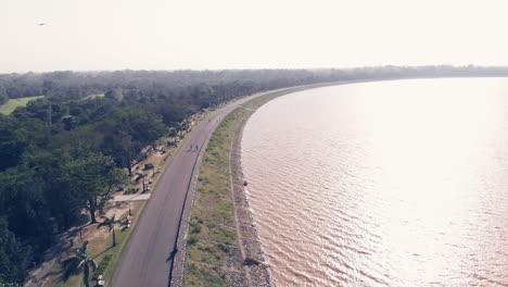 Vista-Aérea-Del-Carril-Peatonal-Con-Curvas-En-Un-Día-Ventoso-Del-Lago-Sukhana-En-Chandigarh