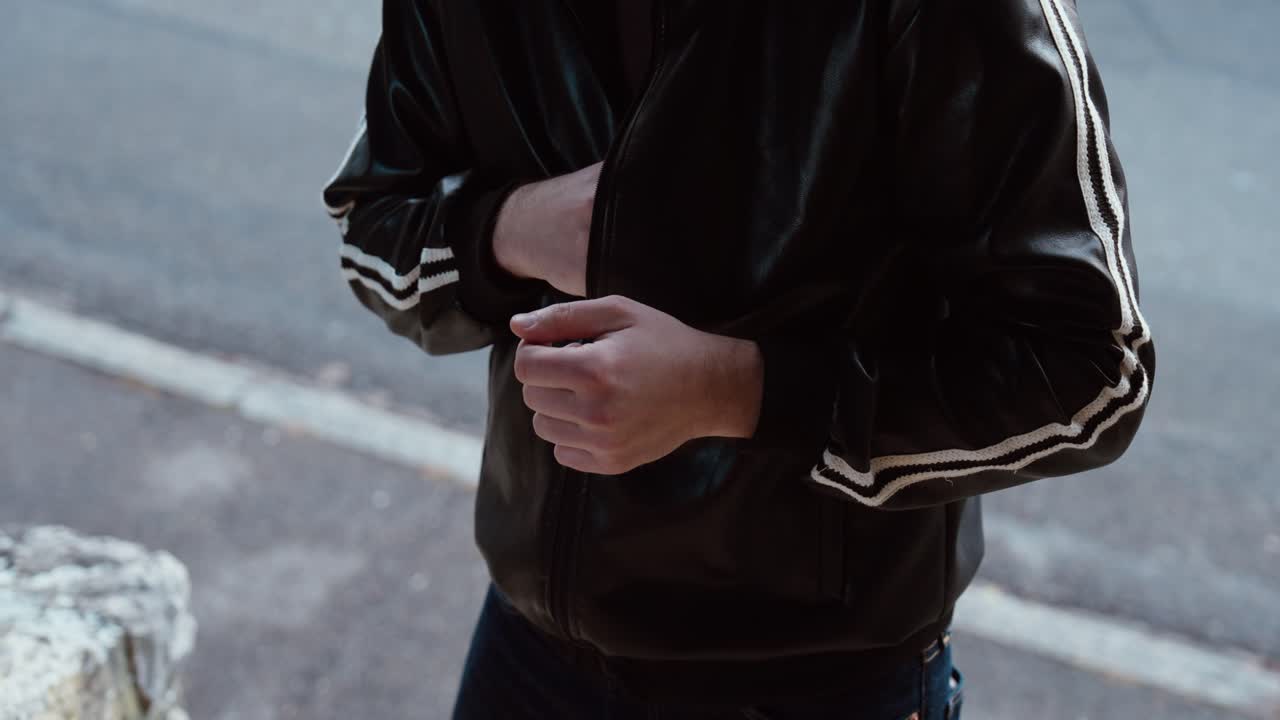 一名男子從外套口袋中掏出小信封的戶外特寫。概念為秘密訊息、隱藏信件、期待、懸念及私人通訊。