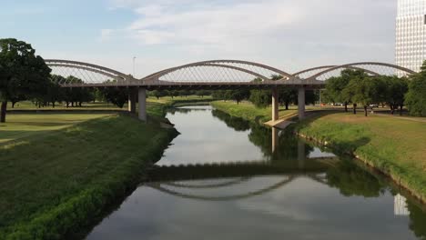 Drone-footage-of-7th-Street-Bridge-in-Fort-Worth-Texas-over-Trinity-River-and-skyline