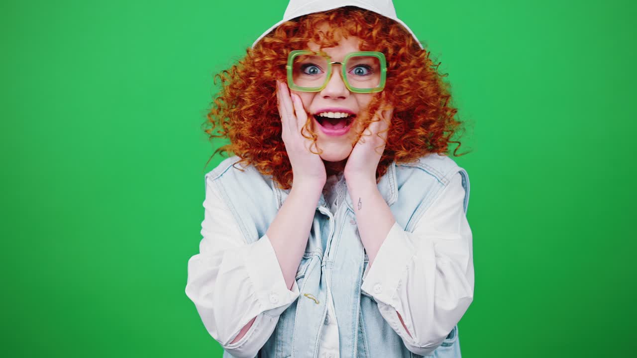 성공 컨셉: 흥분한 젊은 은 머리 여성이 승리를 축하하고, 소리치고, 환호하고, 녹색 크로마 키 배경