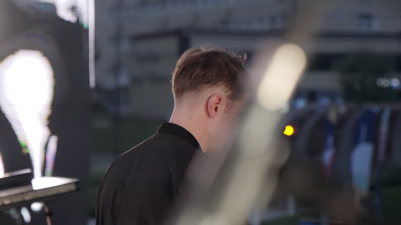 야외 공연을 하는 남자